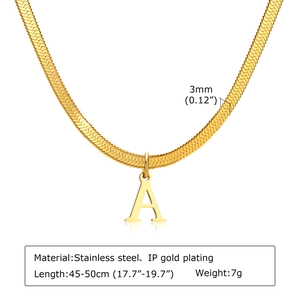 Detalle de la cadena de serpiente de acero inoxidable chapada en oro con colgante de A