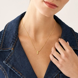 Collar minimalista de acero inoxidable chapado en oro con letra S en modelo con chaqueta