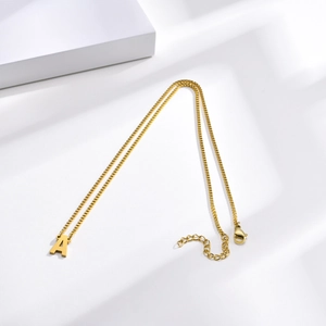 Vue détaillée du collier doré 18K avec pendentif lettre A et fermoir mousqueton