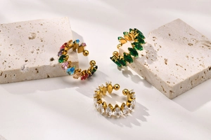Gedetailleerd zicht op drie 18K vergulde ear cuffs met kleurrijke marquise geslepen zirkonia