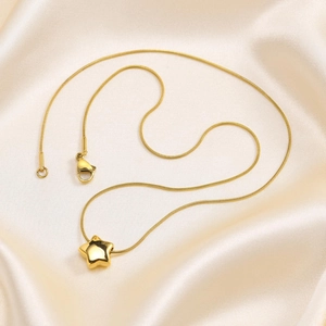 Collier chaîne serpent en acier doré avec pendentif étoile sur tissu satiné