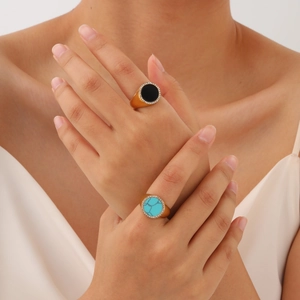 Bagues chevalières dorées en acier avec pierre noire, turquoise et zircons brillants