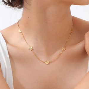 Goldene Halskette aus Edelstahl mit Sonnen- Mond- und Sternanhängern an einem Modell