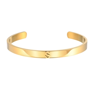 Bracciale rigido dorato a forma di C con dettaglio della lettera S in rilievo elegante
