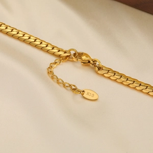 Dettaglio catena NK placcata oro 18 carats con chiusura a moschettone e incisione K18
