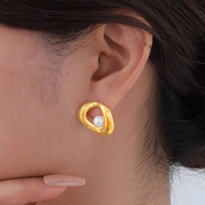 Orecchini a perno ovali geometrici dorati con perla bianca per donna minimalista