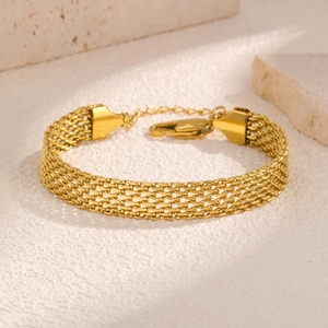 Elegant gold mesh chain bracelet in stainless steel with adjustable lobster clasp closure