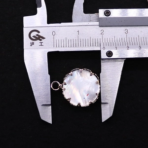 Κοντινό πλάνο μενταγιόν από φίλντισι 18mm με χρυσή κυματιστή άκρη για DIY κοσμήματα
