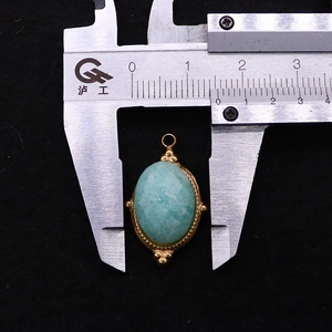 Messung des 14mm ovalen blauen Edelsteinanhängers mit goldener Perlenfassung per Messschieber