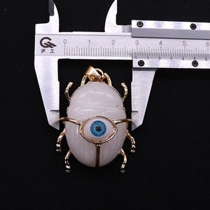 Detailansicht eines Käfer-Anhängers mit blauem Auge-Design, gemessen mit einem Messschieber