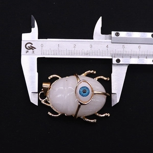 Detailgetreue Maßmessung des Käferanhängers mit bösem Blick zeigt 4,2 cm Länge