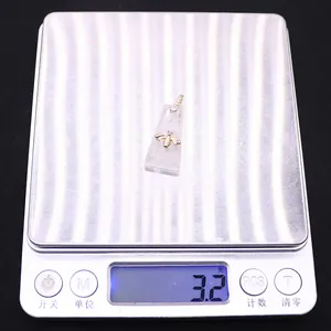Detail showing the exact weight of the natural stone trapezoid pendant at 3.2 grams