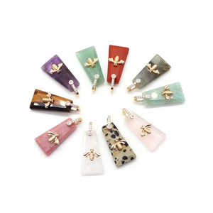 Set de 10 colgantes trapezoidales de piedra natural con abeja dorada y circonitas