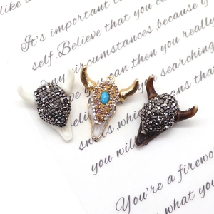 Bullenkopf-Harzanhänger mit glitzernden Strasssteinen für DIY-Modeschmuckherstellung