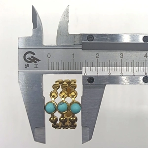 Mehrlagiger vergoldeter Ring mit Türkisperlen und Detailansicht der Breite von 25 mm