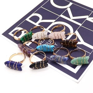 Anillos ajustables de piedra de cristal natural hechos a mano con forma de pez