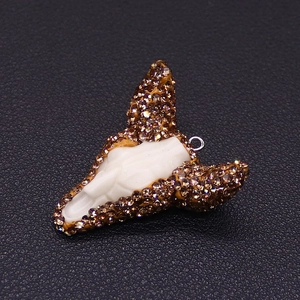 Detail van witte hars stierenschedel hanger met bruine strass rand voor DIY sieraden
