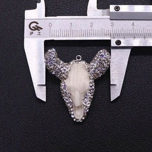 Gedetailleerde meting van stierenschedelhanger met witte strass toont breedte van 32mm