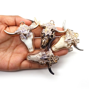Hars stier schedel hangers met reliëf metalen tops voor DIY sieraden maken