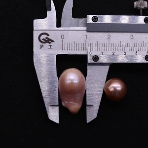 Misurazione macro di perle barocche e tonde lucide con un calibro di precisione