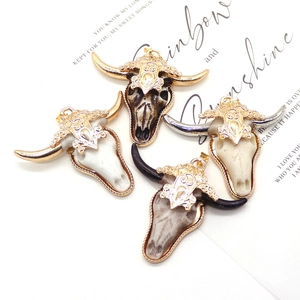 Boheemse stier schedel hangers van hars met goud reliëf metalen details voor DIY sieraden