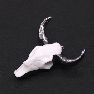 Détail macro du pendentif tête de buffle blanc avec cornes noires pour bijoux DIY