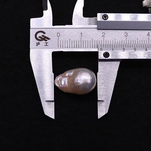 Detailed measurement of a 22-23mm baroque pearl with pink iridescent metallic luster