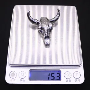 Pendentif crâne de taureau pesant 15,3g sur balance numérique pour bijoux DIY