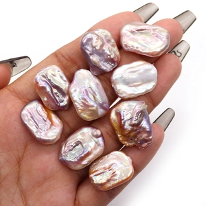 Huit perles baroques carrées violettes au lustre métallique tenues en main pour bijoux DIY