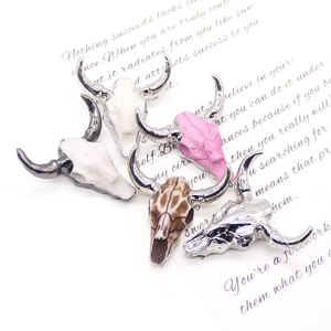 Pendentifs crâne de taureau en acrylique rétro en cinq couleurs avec cornes plaquées