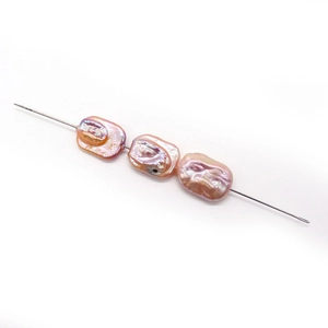 Trois perles d'eau douce baroques violettes sur une aiguille pour bijoux personnalisés
