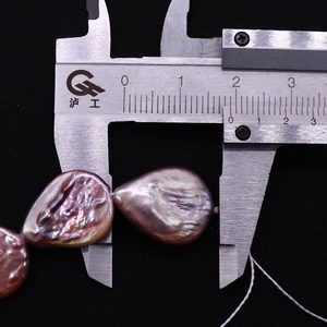 Makroaufnahme einer 18mm lila Barockperle mit natürlichem Glanz gemessen mit Messschieber