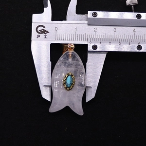 Colgante de cristal con forma de pez y turquesa medido a 1,7 cm con un calibre manual