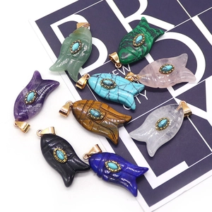 Colgantes de pez en varias piedras naturales con enganches dorados para joyería artesanal