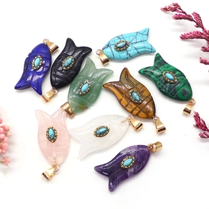 Colgantes de pez de piedra natural en varios colores con enganche dorado para bisutería