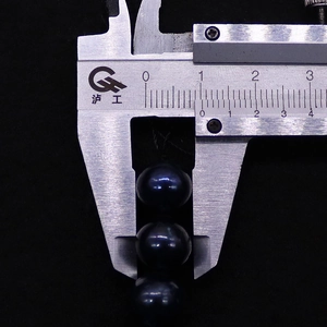 Detaillierte Messung einer 9,5 mm schwarzen Süßwasserperle mit einem Messschieber