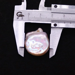Macro-opname van een paarse barok zoetwaterparel van 17,5mm gemeten met een schuifmaat
