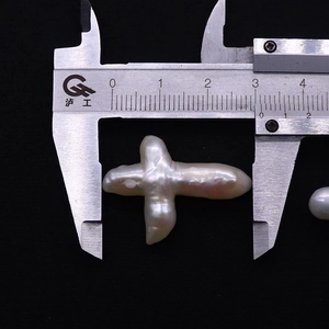 Mesure détaillée d'une perle baroque en forme de croix avec un éclat blanc de 30 mm