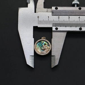 Λήψη macro στρογγυλού μενταγιόν μονόκερου 15mm από φίλντισι με λεπτομέρειες ζιργκόν