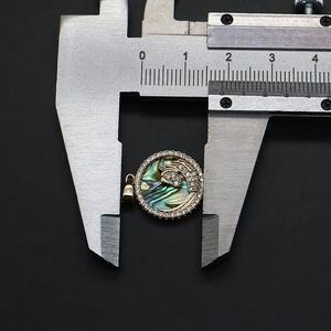 Λεπτομερής μέτρηση μενταγιόν μονόκερου 1,8 cm με ένθετο από ιριδίζον κοχύλι