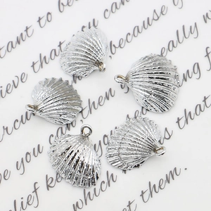 Pendentif en Coquille Naturelle Forme de Coquille Saint-Jacques Plaqué Argent Charme Nautique pour la Fabrication de Bijoux DIY Collier Boucle d'Oreille