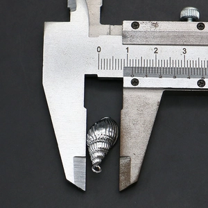 Λεπτομέρεια macro ασημένιου μενταγιόν κοχύλι 10mm με ψηφιακό παχύμετρο ακριβείας
