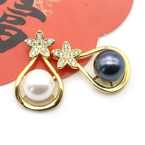Anhänger mit Goldblumen, weißen und schwarzen Perlen und funkelnden Diamanten