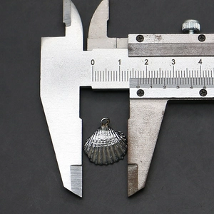 Mesure détaillée de la largeur du pendentif coquillage en argent avec un pied à coulisse