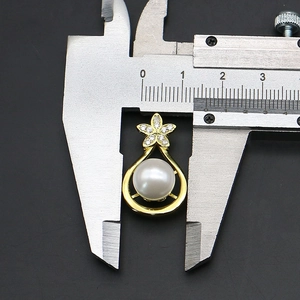Detailansicht eines 13 mm Tropfenperlenanhängers mit Strassblume und Messschiebermessung