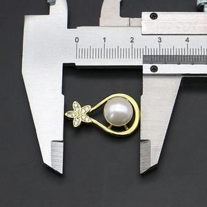 Detaillierte Messung des Perlenanhängers mit Sternblume und Zirkon-Inlay in Gold