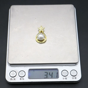 Detailansicht eines 3,41g Perlenanhängers in Tropfenform mit Goldbeschichtung und Zirkonia