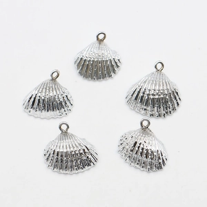 Cinq pendentifs coquillages argentés avec rainures radiales et boucles pour bijoux DIY