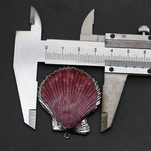 Mesure détaillée d'un pendentif en coquille violette avec bordure dorée par étrier