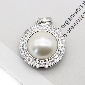 Pendentif rond en argent avec perle de nacre centrale et bordure en zircons brillants